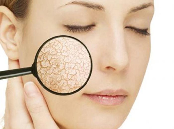  Chú ý chăm sóc da khô: bạn có thể khắc phục tình trạng da khô sau khi xăm bằng cách sử dụng những loại dưỡng da nước hoặc kem bôi. Tuy nhiên, hãy hỏi ý kiến của bác sĩ trước khi lựa chọn bởi có một số sản phẩm bôi trơn được làm từ dầu mỏ có thể khiến mực xăm bị mờ.