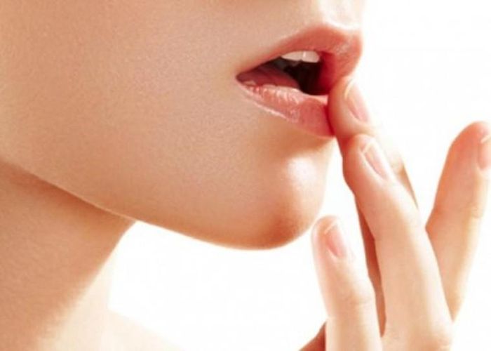  Trong trường hợp xăm môi làm đẹp, bạn có thể lựa chọn sử dụng son dưỡng để chống lại tia UVA, UVB và SPF. Nếu xăm đường viền kẻ mắt, tốt nhất nên đội một chiếc mũ rộng vành. 