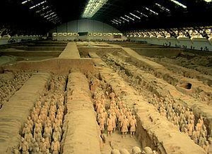 Đội quân đất nung trên được tạo ra để mai táng trong lăng mộ của Hoàng đế đầu tiên của nhà Tần đó là Tần Thủy Hoàng - người đã sống cách đây hơn 2200 năm. Những binh sĩ đất nung giống như người thật này có nhiệm vụ bảo vệ, hầu hạ Tần Thủy Hoàng khi ông sang thế giới bên kia.