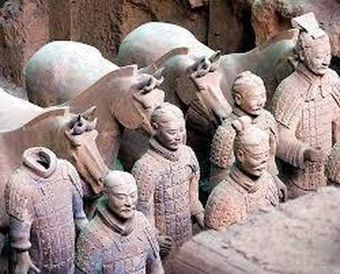 Tư Mã Thiên đã viết những tài liệu nói rằng, Tần Thủy Hoàng cho người xây dựng đội quân đất nung và lăng mộ ngay từ khi ông lên ngôi báu vào năm 246 trước Công nguyên. Khi đó, ông mới 13 tuổi.