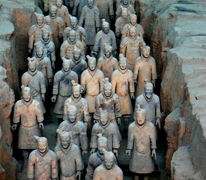 Theo một số tài liệu lịch sử, Tần Thủy Hoàng còn chuẩn bị cho mình cả những phi tần bằng đất nung, nhưng đến nay các chuyên gia nhà khảo cổ vẫn chưa tìm thấy một bức tượng phi tần nào trong lăng mộ của vị hoàng đế nổi tiếng sử sách Trung Quốc này.