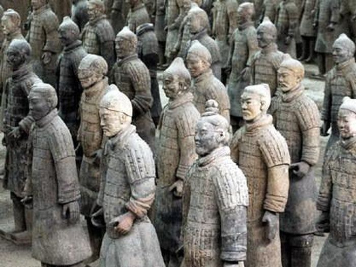 Đội quân đất nung là một phần những hiện vật cực giá trị trong lăng mộ Tần Thủy Hoàng. 