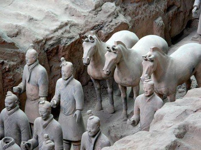  Những chiến binh đất nung bao gồm những lực lượng chiến đấu trên chiến trường bao gồm kỵ binh, bộ binh và cả chiến xa.