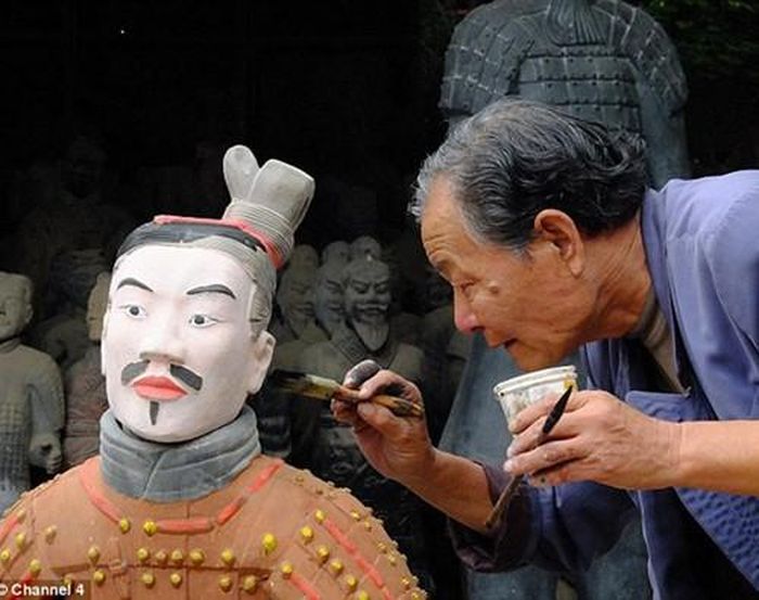 Hầu hết các công nhân đang làm việc tại khu lăng mộ của Tần Thủy Hoàng đều bị chôn sống cùng ông khi vị hoàng đế này băng hà. 