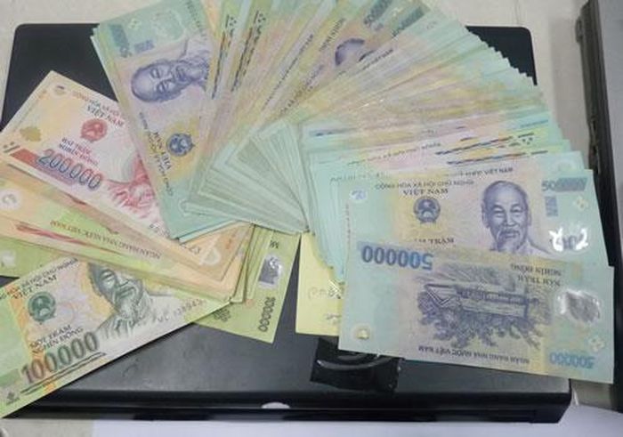 Thu giữ tang vật vụ án trong ngày 12-4.