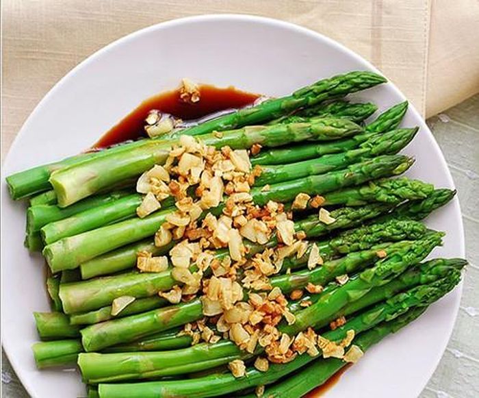  Giúp răng bé sau này chắc khỏe. Vitamin D và canxi trong các thực phẩm kể trên cũng giúp bé mọc răng sớm và răng luôn chắc, khỏe. Nếu để cơ thể thiếu hụt canxi sẽ gây ảnh hưởng tới sự phát triển hệ xương và tất nhiên, sau này răng bé sẽ kém "xinh" hơn. 