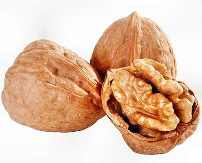  Để trẻ có mái tóc đen bóng. Nếu bạn muốn con mình sau này sẽ có một mái tóc đen bóng thì hãy ăn thực phẩm có chứa vitamin B như thịt nạc, đậu, trứng, rong biển, quả óc chó, hạt mè, ngô. Các chuyên gia sức khỏe cho biết rằng những loại thực phẩm này có tác dụng giúp tóc của trẻ sẽ đen và bóng hơn.