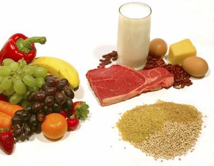  Để bé thông minh. Điều này có lẽ được nhiều bậc cha mẹ quan tâm nhất bởi ai chẳng muốn con mình sẽ thông minh và giỏi hơn người. Theo các chuyên gia dinh dưỡng, việc bổ sung các loại siêu dưỡng chất như protein, acid béo, canxi, sắt, folate, colin rất có lợi cho sự phát triển não bộ của trẻ và tăng sức đề kháng cho trẻ sau khi ra đời. Tiến sĩ Kate Di Prima cho biết, 70% sự phát triển não trẻ xảy ra khi em bé còn trong bụng mẹ. Vì vậy những gì bạn ăn trong quá trình mang thai là rất quan trọng.