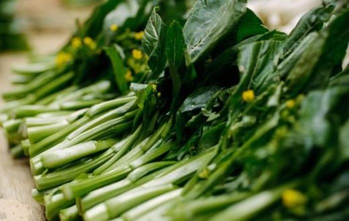  Giúp đầu của trẻ phát triển cân đối. Nếu khi mang bầu, bạn ăn nhiều thực phẩm có chứa vitamin D và canxi như tôm, lòng đỏ trứng, gan và các loại rau có màu xanh đậm thì sau này khi trẻ được sinh ra sẽ có đầu cân đối với cơ thể.