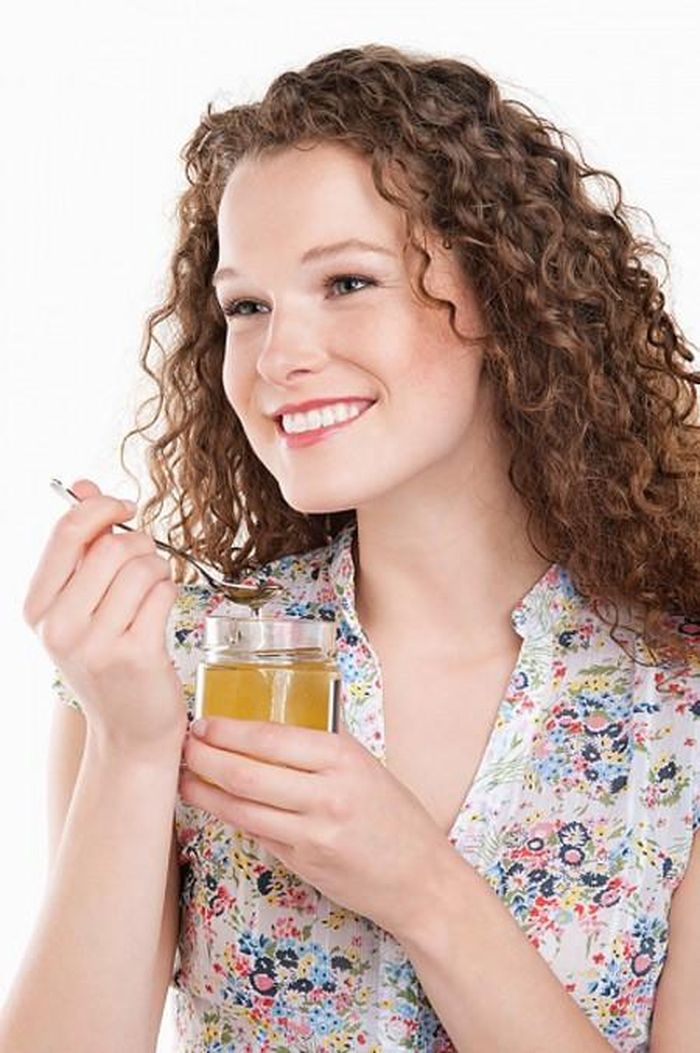  Mật ong là một loại thực phẩm giúp chăm sóc sức khỏe tuyệt vời. Chính vì thế mà khi mang thai, phụ nữ nên ăn nhiều mật ong một chút. Các chuyên gia sức khỏe cũng cho biết rằng mật ong không chỉ giúp cung cấp các chất dinh dưỡng đầy đủ mà nó còn mang lại cảm giác phấn chấn khiến thai phụ luôn vui vẻ, hạnh phúc và điều này cũng có lợi cho quá trình tiêu hóa.
