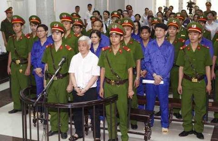 Các bị cáo trong phiên xử sơ thẩm.