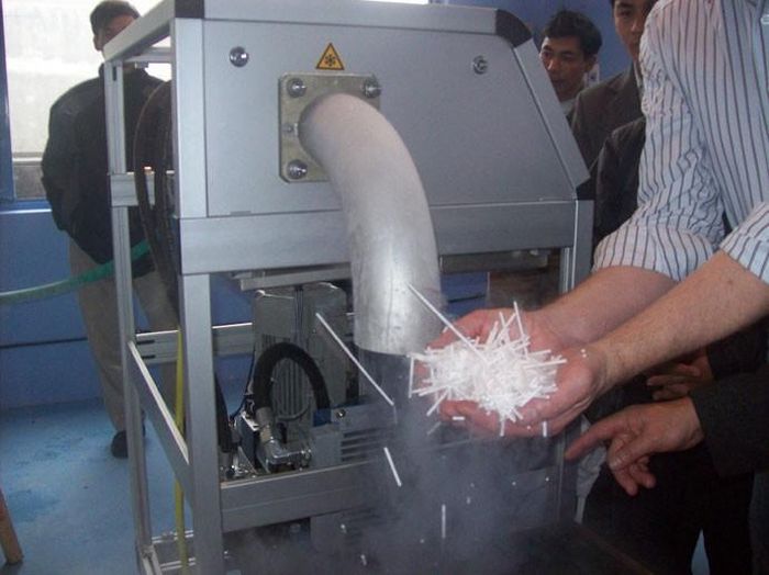 Đá khô được sản xuất bằng cách nén khí điôxít cacbon (CO2) thành dạng lỏng, loại bỏ nhiệt gây ra bởi quá trình nén, và sau đó cho CO2 lỏng giãn nở nhanh. 