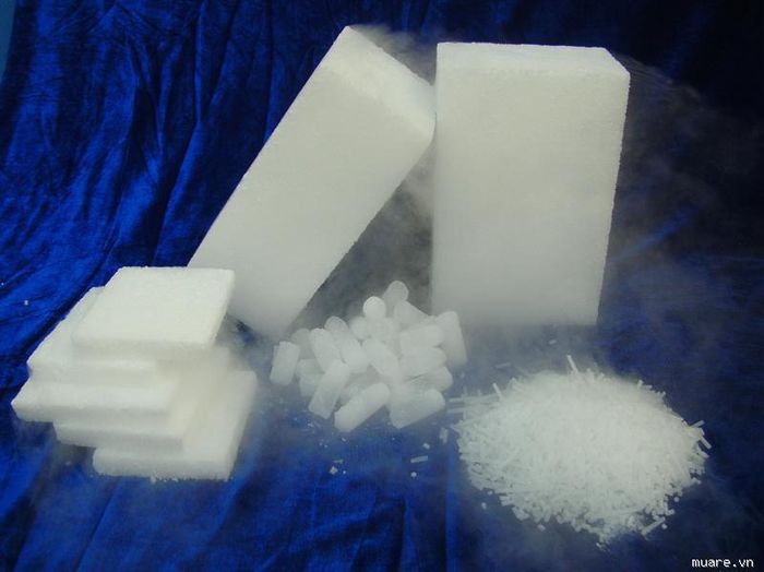 Khi thăng hoa thành dạng khí, đá khô sẽ tạo thành lớp khí CO2, nếu vào cơ thể nhiều, lượng CO2 có thể gây ra hiện tượng bị ngộ độc giống như ngộ độc khí than tổ ong. 