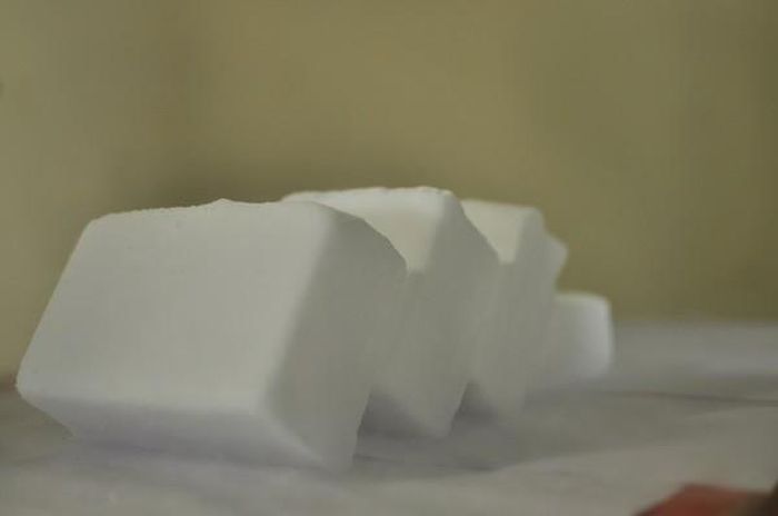 Dù có những lợi ích kể trên, nhưng nếu đá khô dùng sai mục đích có thể dễ dàng gây ngộ độc CO2, thậm chí dẫn đến tử vong. Khi uống vào, nhiều người sẽ có cảm giác rát ở cổ họng đó là do đá khô có nhiệt quá thấp – 790C, vì thế có thể gây ra hiện tượng bỏng lạnh. 