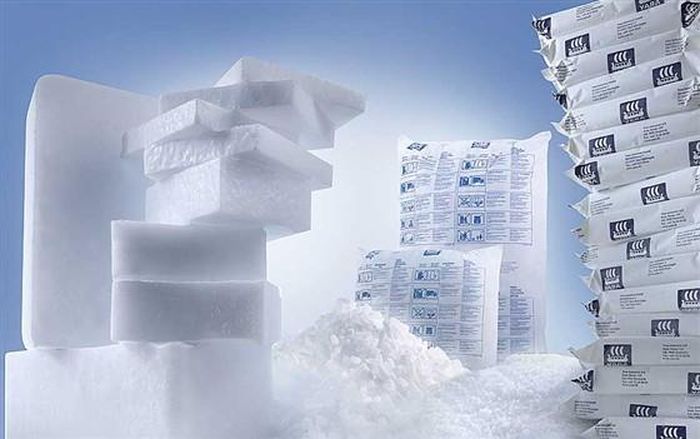 Việc giãn nở nhanh làm giảm nhiệt độ và làm cho một phần CO2 bị đóng băng thành tuyết, sau đó “tuyết” được nén thành các viên hay khối. 