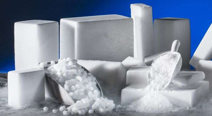 Ngoài cái tên đá khô, nó còn có nhiều tên khác là đá khói, đá CO2 hay băng khói. Đá khô được sử dụng nhiều trong ngành công nghệ thực phẩm. Được biết, loại đá này bán rất nhiều trên thị trường nhưng đã được người mua sử dụng vào sai mục đích. 