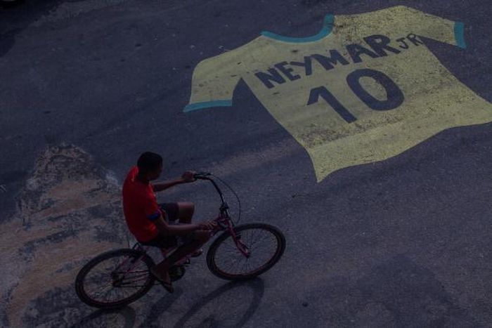 Hình ảnh chiếc áo số 10 của Neymar xuất hiện nổi bật trên một góc phố. 
