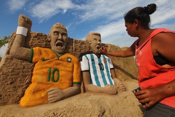 Tượng cát Neymar sánh đôi cùng Messi trên bãi biển nổi tiếng thế giới Copacabana.
