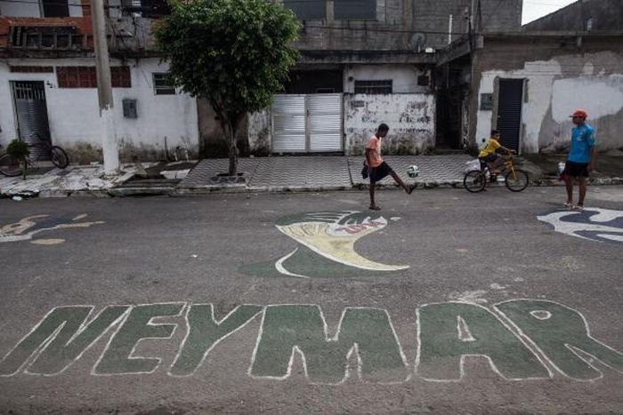 Hình ảnh và tên tiền đạo Neymar được nhắc đến ở khắp mọi ngõ ngách Brazil. 