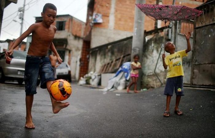 Hầu hết trẻ em ở Brazil đều có kỹ năng chơi bóng điêu luyện bẩm sinh. Đây là nền tảng và cũng là lý do đất nước của vũ điệu samba đang giữ 5 chức vô địch thế giới. 