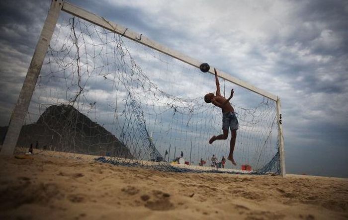 Brazil cũng nổi tiếng với những bãi biển dài và đẹp nhất thế giới. Bóng đá xuất hiện ở cả trên những bãi cát dài dọc ven chiều dài đất nước. 
