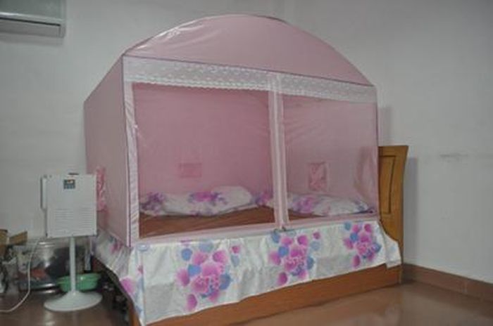 Dễ ngộp thở, bí hơi vì nằm lâu trong màn điều hòa. Ảnh: M.H