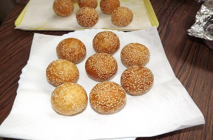  2. Giấy thấm dầu rán - loại nào cũng dùng Nhiều gia đình dùng giấy thấm dầu ăn để bọc đồ chiên rán nhằm giảm lượng dầu mỡ còn bám lại. Tuy nhiên, chọn mua loại giấy không chất lượng, khi gặp nhiệt cao do dầu mỡ, kết cấu giấy lỏng lẻo, mất kết dính, nhanh chóng bị rách, giấy tan thành mảnh nhỏ, vụn giấy bám vào thức ăn gây mất vệ sinh.
