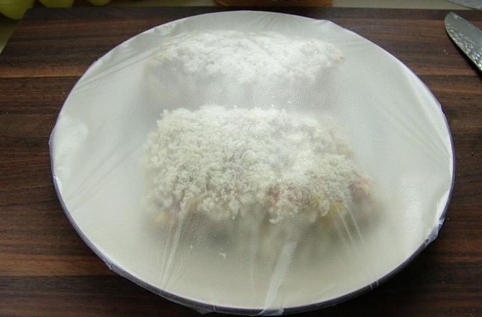  3. Bọc thực phẩm bằng màng nhựa PVC Không chỉ có vậy, hàng ngày, bạn vẫn thưởng thức những món ăn có chất gây hại do thói quen bọc thực phẩm bằng màng nhựa PVC. Chất tạo dẻo như DEHP có trong màng bọc ảnh hưởng đến hormone, làm rối loạn nội tiết, ung thư. Khi bọc thức ăn nóng hoặc đồ ăn lên men, muối dưa... các chất phụ gia của màng bọc sẽ bị thôi ra và ngấm vào thực phẩm. 