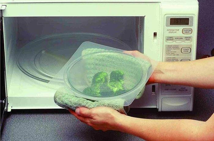 Bên cạnh đó, việc giữ nguyên màng bọc thức ăn bỏ vào lò vi sóng, ở nhiệt độ cao, chất độc thôi nhiễm mạnh hơn nhiệt độ thường rất nhiều.