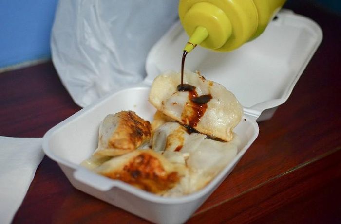  6. Lạm dụng dùng hộp xốp bọc, đựng đồ ăn Hộp xốp vốn được nhà hàng sử dụng để đựng, bọc đồ ăn cho khách vì nhẹ, giá thành rẻ. Điều đáng nói là nhiều loại hộp không rõ nguồn gốc, nếu đựng thức ăn quá nóng (đồ chiên, đồ hầm, cháo…) sẽ khiến Cadmium từ nguyên liệu sản xuất hộp không tinh khiết và Ethylbenzene (đều là những chất không an toàn cho sức khỏe) nhiễm vào đồ ăn.