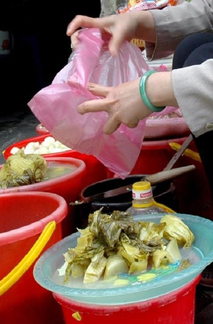 7. "Bạ gì đựng đó" - thức ăn nào cũng bỏ vào túi nilon Mặc dù được cảnh báo về mức độ nguy hiểm đến sức khỏe, xong thói quen sử dụng túi nilon tràn lan vẫn không có dấu hiệu suy giảm. Nhiều loại tái chế từ rác thải y tế, nhựa bẩn trộn thêm phụ gia độc hại. Việc gói đồ ăn nóng bằng loại túi này có thể khiến thực phẩm nhiễm chì, clohydric gây ung thư phổi, hại não.