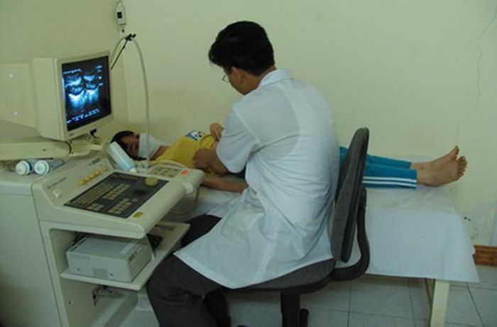  Kiểm tra hình ảnh học. Siêu âm, chụp CT, chụp MRI và các xét nghiệm khác không những giúp phát hiện dấu hiệu bất thường mà còn xác định vị trí, giai đoạn của khối u, thiết lập chương trình điều trị và tiên lượng bệnh.