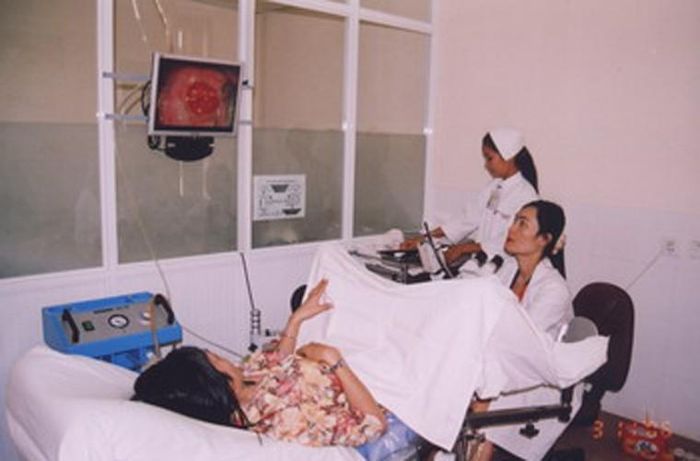  Soi cổ tử cung. Phương pháp này có thể quan sát khu vực cổ tử cung, vòm âm đạo và âm đạo. Từ đó, phát hiện ra những yếu tố bất thường.