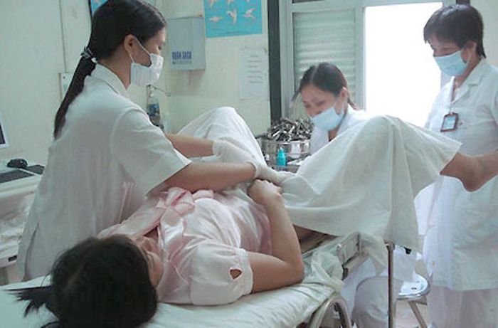  Khám phụ khoa. Khi thực hiện, cần tiến hành khám đồng bộ âm đạo, cổ tử cung, tử cung, ống dẫn trứng, buồng trứng và trực tràng. Bạn không cần lo lắng về những đau đớn suốt quá trình khám diễn ra. Bác sĩ thường dùng mỏ vịt để kiểm tra âm đạo và cổ tử cung. Nhìn chung, những thao tác này không gây đau đớn nhiều.
