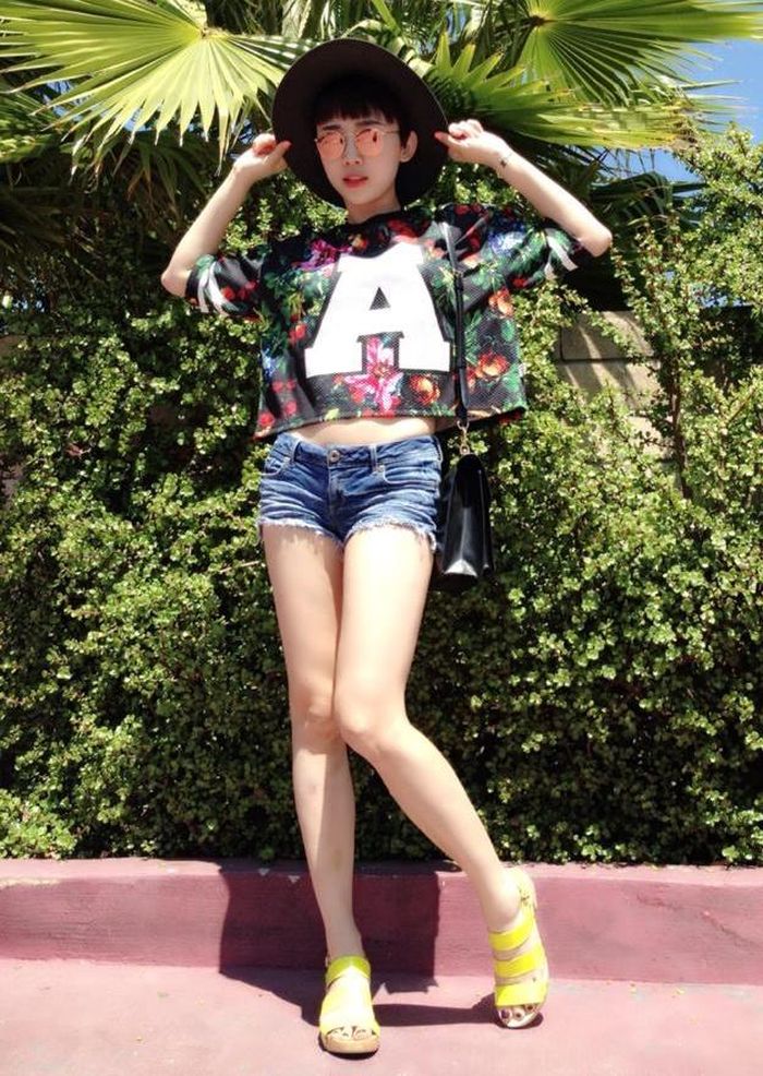  Quần jeans rách gấu, áo thun họa tiết hoa - gợi ý mix đồ trẻ trung, năng động của Tóc Tiên cho các bạn gái khi dạo phố mùa hè. 