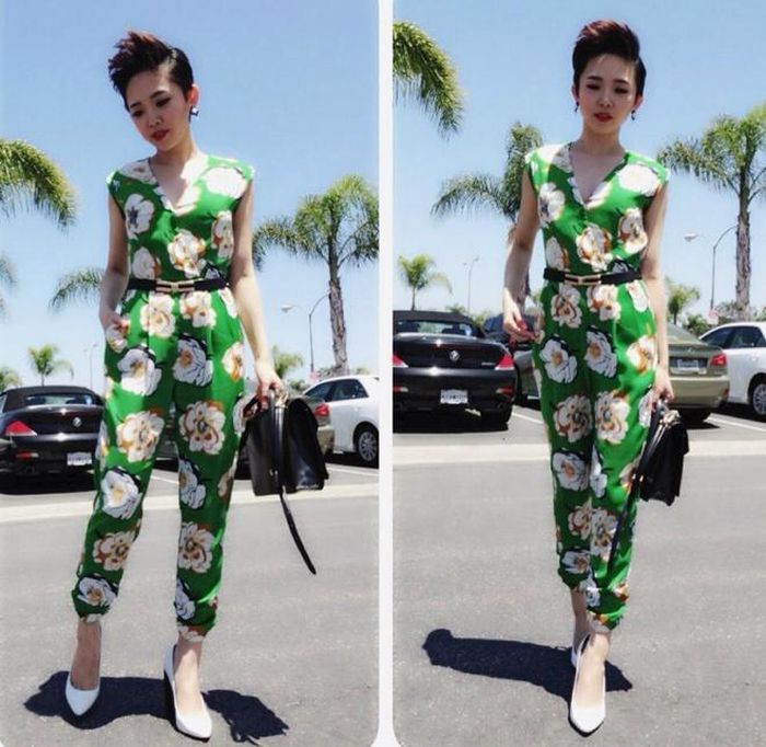  Tóc Tiên thanh lịch với jumpsuit họa tiết hoa bắt mắt. Khi bộ trang phục đã quá thu hút ánh nhìn, Tóc Tiên chỉ chọn những phụ kiện màu sắc tối giản như giày trắng, túi xách đen. 