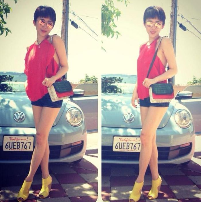  Tóc Tiên khoe khéo hình xăm ở mạn sườn khi chọn chiếc áo cổ yếm, khoét lưng táo bạo. Đôi sandal màu vàng là một trong những món phụ kiện được nữ ca sĩ chuộng nhất trong mùa xuân hè năm nay. 