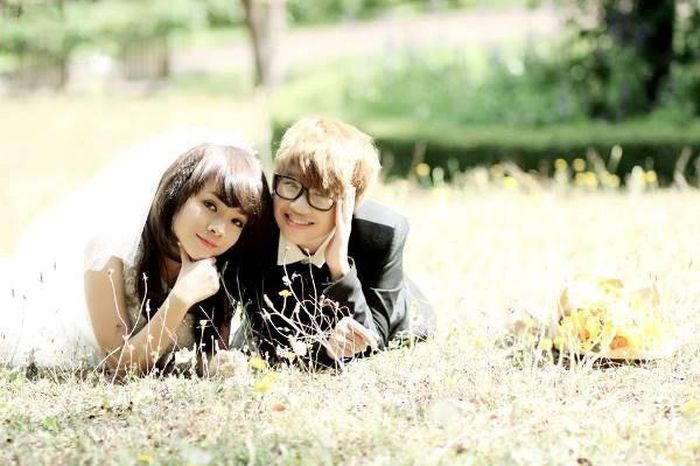 Yunbin sinh năm 1992 đến từ Biên Hòa và Minh Thư sinh năm 1993 quê Vũng Tàu là cặp đồng tính nữ khá nổi trong giới trẻ Việt Nam. 