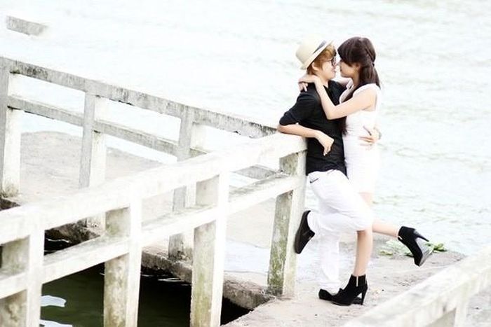 Được biết, Yunbin và Minh Thư gặp nhau trong kỳ học quân sự đầu tiên của thời sinh viên. Sau hơn hai năm tìm hiểu và yêu nhau, Yunbin và Minh Thư quyết định thực hiện bộ ảnh cưới lãng mạn tại Đà Lạt. 