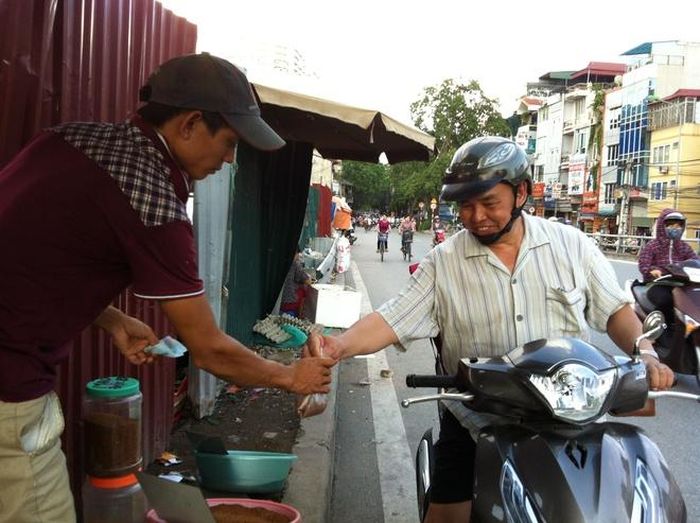 Các quán luôn có khách tới mua cả ngày. Ảnh: Diệp Sa
