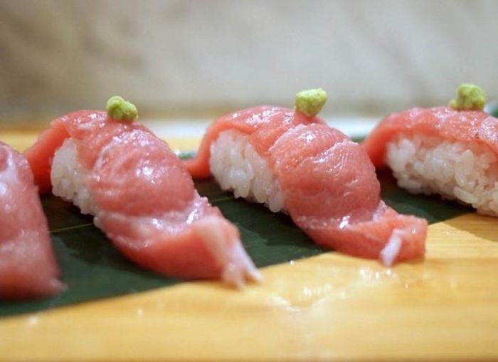  1. Cá ngừ Toro - món ăn đắt số một trong các nhà hàng cao cấp Toro là tên gọi món cá ngừ vây xanh được dùng với sushi. Phần toro có hàm lượng dinh dưỡng cao và đắt nhất là Otori – miếng phi lê cắt từ đuôi tới gần đầu cá. Toro có giá thường xuyên biến động theo thị trường, nhưng luôn là món đắt nhất trong thực đơn của các nhà hàng cao cấp. 