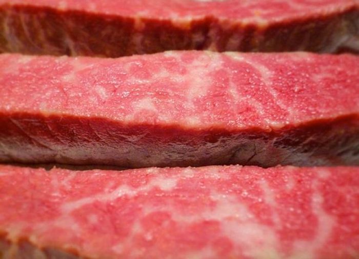  5. Thịt bò Nhật Bản (Wagyu): 500 - 2.800 USD/kg Từ “vagyu” được dịch là “thịt bò Nhật Bản”, dùng để chỉ loại thịt bò cao cấp có bề ngoài giống như đá cẩm thạch. Tùy vào địa điểm của trang trại, người Nhật dùng phương pháp chăm nuôi bò đặc biệt, như massage, cho uống bia hoặc rượu sake… Thịt bò Nhật Bản có mùi thơm và vị ngon hảo hạng. Loại thịt bò tốt nhất được sản xuất tại Kobe (Honshu, Nhật Bản). Giá mỗi kg từ 500 tới 2.800 USD. 