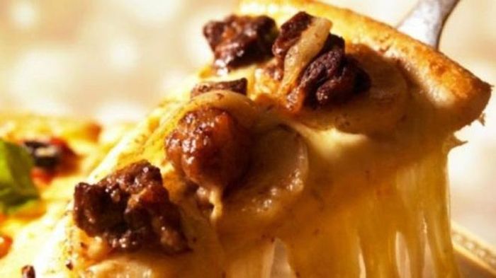  9. Pizza thịt bò Kobe: 66 USD/chiếc Toppings là loại pizza được bán tại chuỗi cửa hàng đồ ăn nhanh Domino's Pizza, gồm có khoai tây, hành, sốt bò đặt biệt. Tại Nhật Bản, loại bánh này có thịt bò cao cấp Kobe và giá mỗi chiếc là 66 USD. 