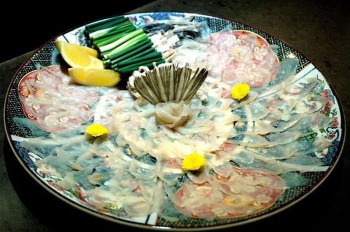  8. Gỏi cá Fugu: 100 USD/phần Fugu là loại cá thuộc họ cá nóc - một trong những món ăn phổ biến nhất tại Nhật Bản. Các đầu bếp chế biến fugu phải trải qua chương trình huấn luyện hết sức nghiêm ngặt mới được cấp giấy chứng nhận. Điều đặc biệt là fugu được chế biến giữ lại một lượng nhỏ chất độc của cá nóc, để khi cho vào miệng có cảm giác tê tê và ngứa ran. Giá thấp nhất của một phần ăn fugu là 100 USD. 