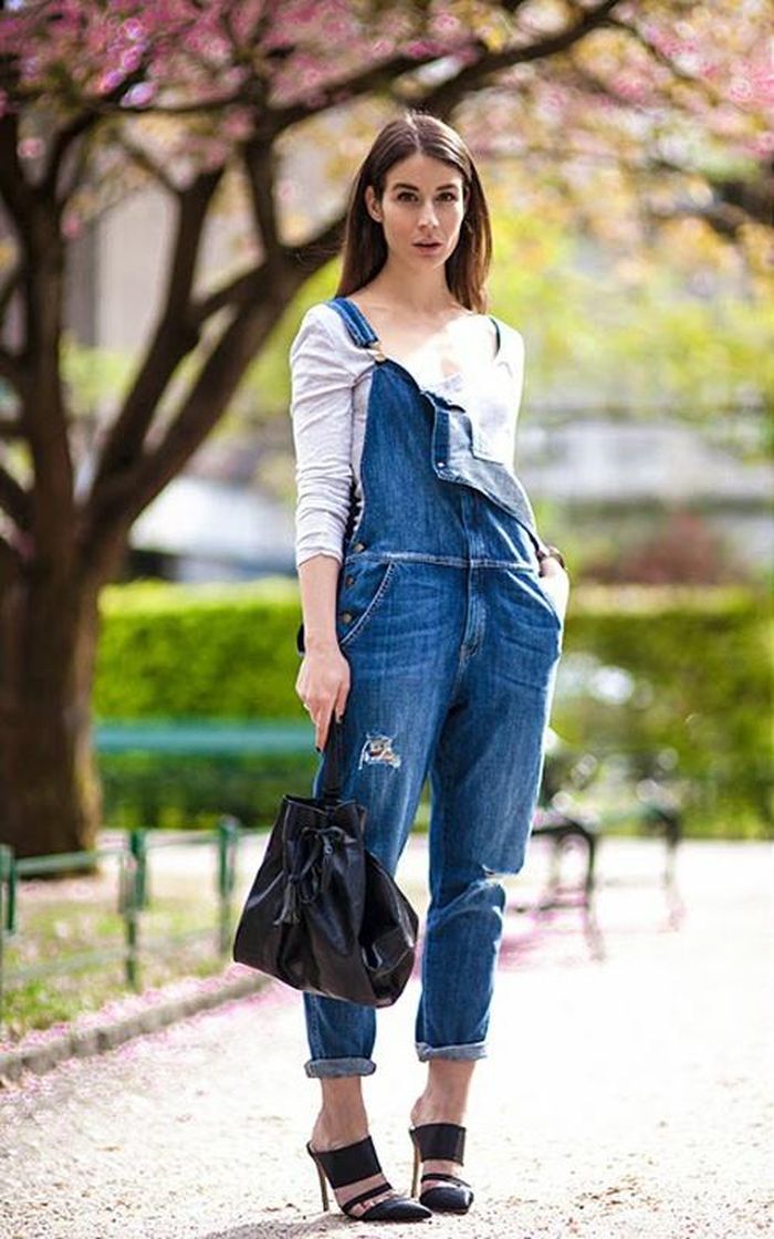 Tăng độ trẻ trung cho giày mules với quần yếm denim. 