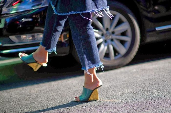 Giày mules trẻ trung trên phố với quần jeans xé gấu. 
