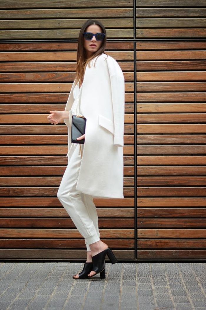 Giày mules duyên dáng khi mix kèm quần jogger . 
