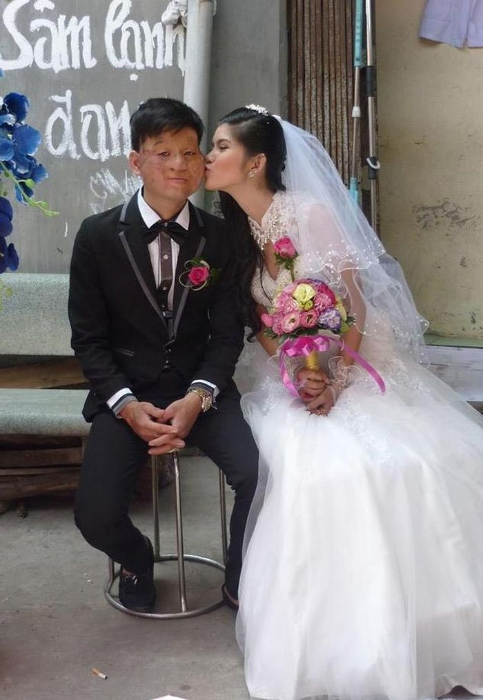 Ngay khi câu chuyện tình yêu của họ được lan rộng, bức ảnh P. hôn chồng ở bên ngoài lễ cưới cũng ngay lập tức được chia sẻ. Cộng đồng mạng bình luận khá nhiều về bức ảnh này, với lời chúc mong họ mãi hạnh phúc. 