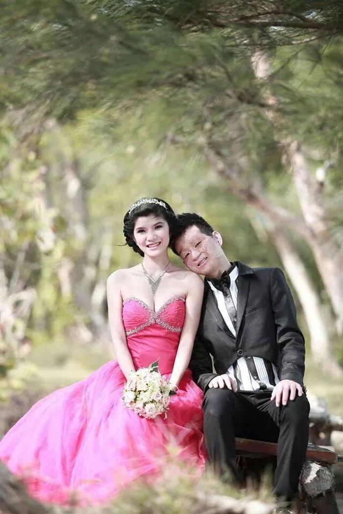 Cô dâu xinh đẹp trong chiếc váy hồng. 