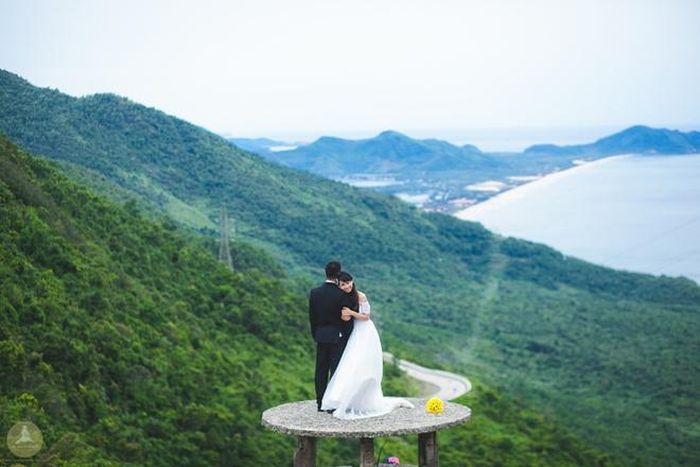 Phong cảnh của đèo Hải Vân nổi bật trên nền nước biển xanh ngắt của biển Ðông, trải dài khoảng 20 km từ Huế đến Ðà Nẵng. Cảnh đẹp này đã khiến nhiếp ảnh gia Le Petit Prince gợi ý cho bộ ảnh cưới của cặp đôi đến từ Hà Thành. 